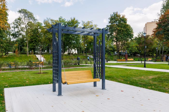 Качели в новом скверекаче на территории усадьбы Лыткарино