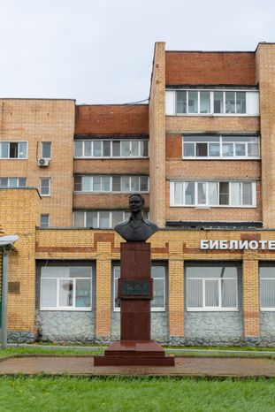 Памятник Сергею Столярову