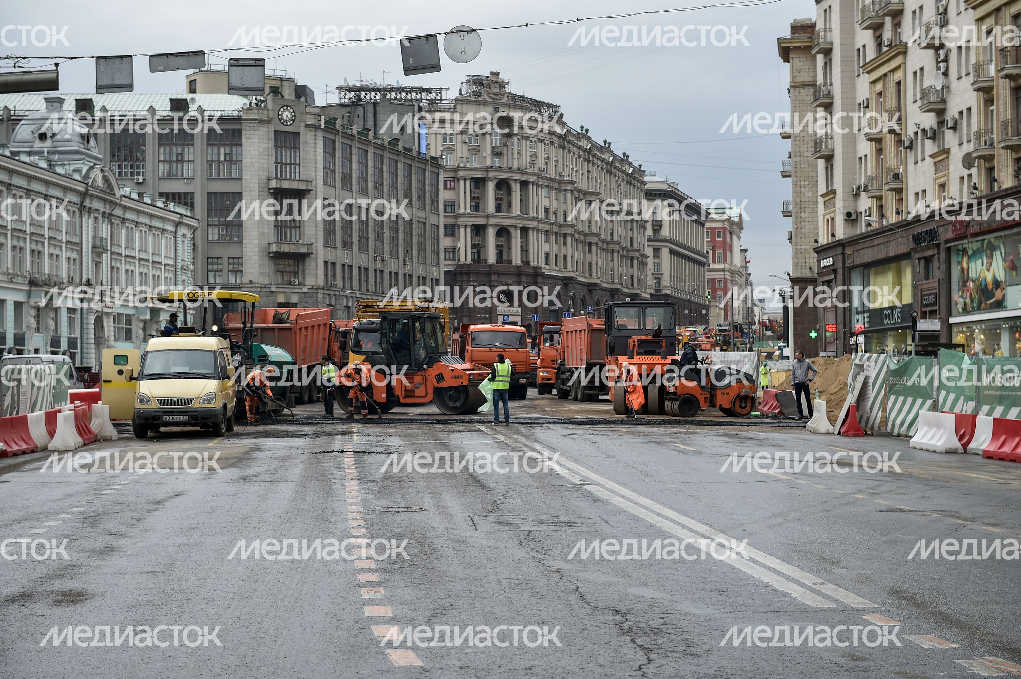 Дорожные работы на Тверской улице в Москве
