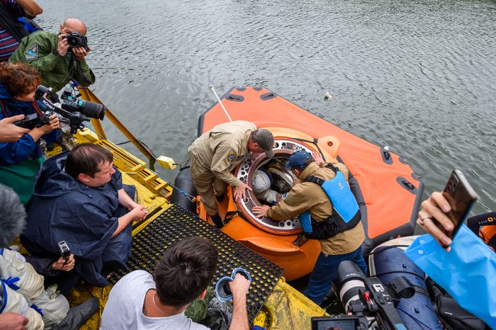 Тренировка космонавтов по действиям после посадки на воду в Ногинске