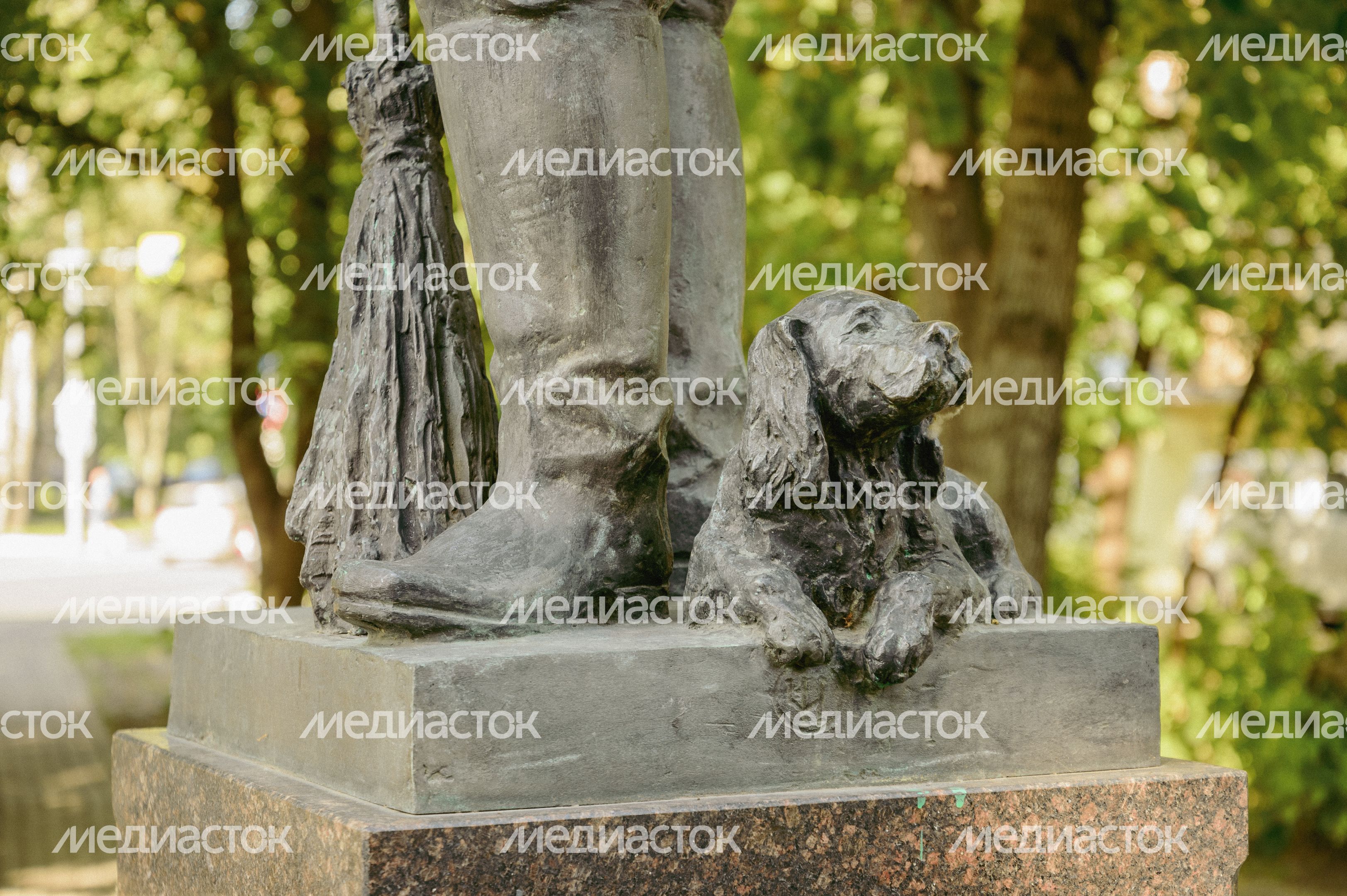 Памятник Дворник с собачкой