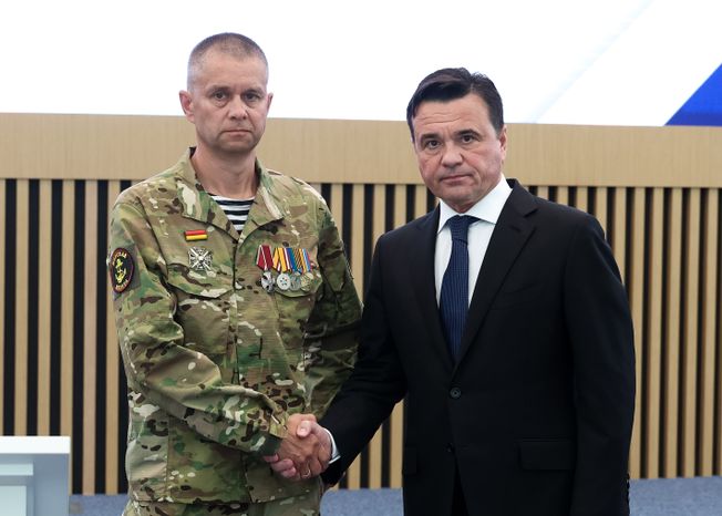 Андрей Воробьев передал государственные награды бойцам отряда БАРС
