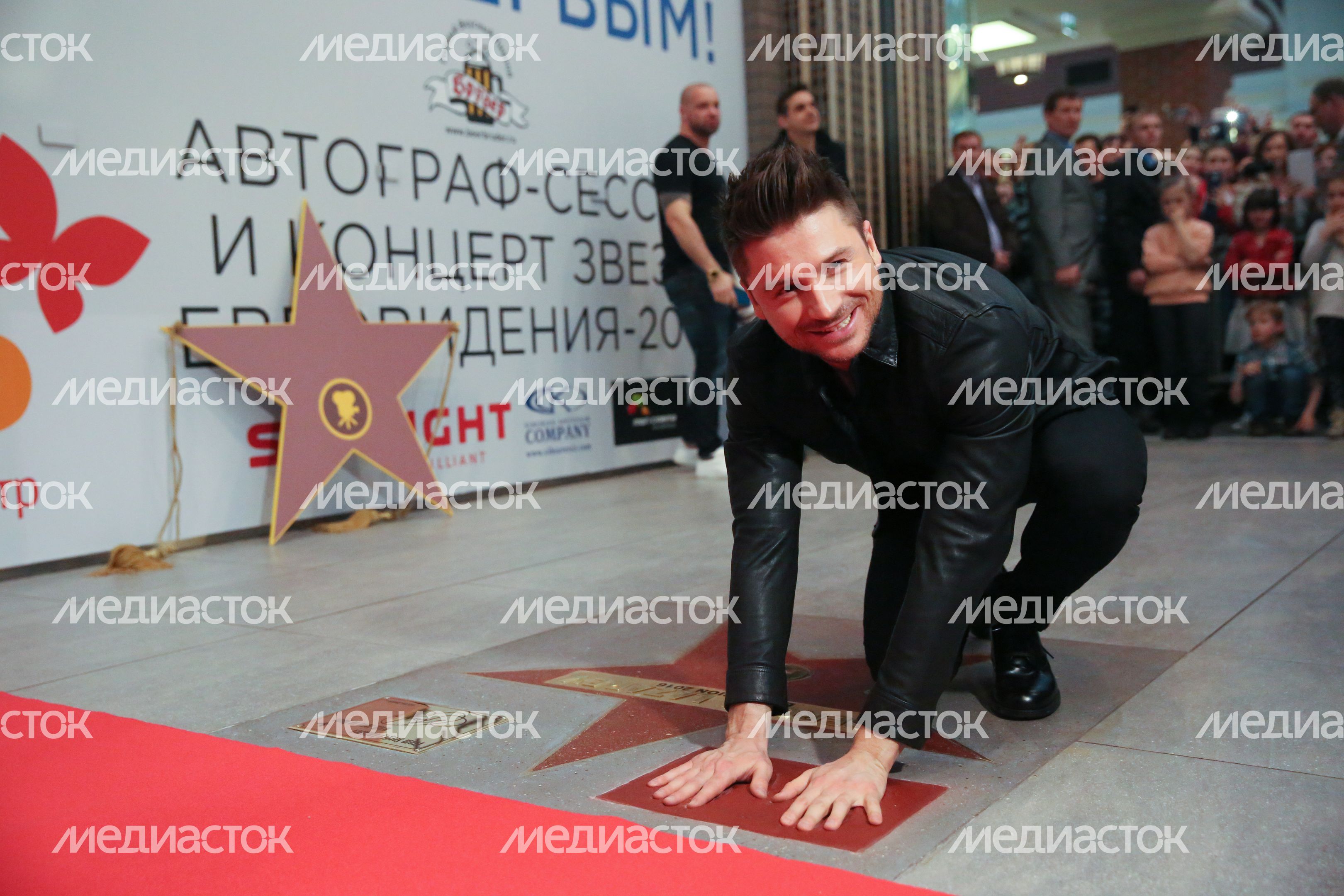 Закладка именной звезды Сергея Лазарева на «Аллее звезд» в Мытищах