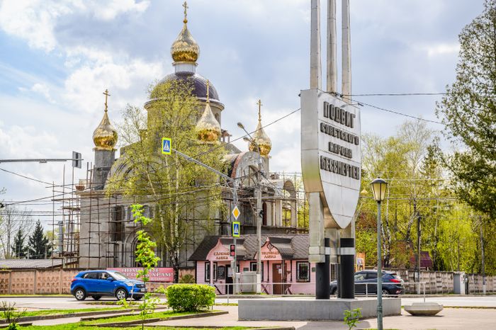 Трехконечная стела «Подвиг советского народа бессмертен» в городском округе Чехов
