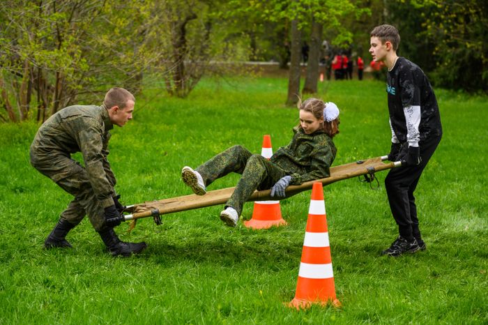 Военно-патриотическая игра «Юнармия, вперед!», посвященная Дню Победы, в Горках Ленинских