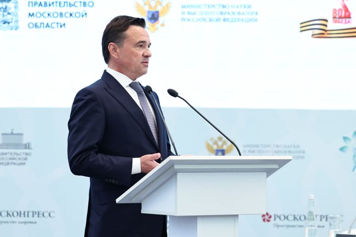 Андрей Воробьев на пленарной сессии форума "Россия и мир: тренды здорового долголетия"