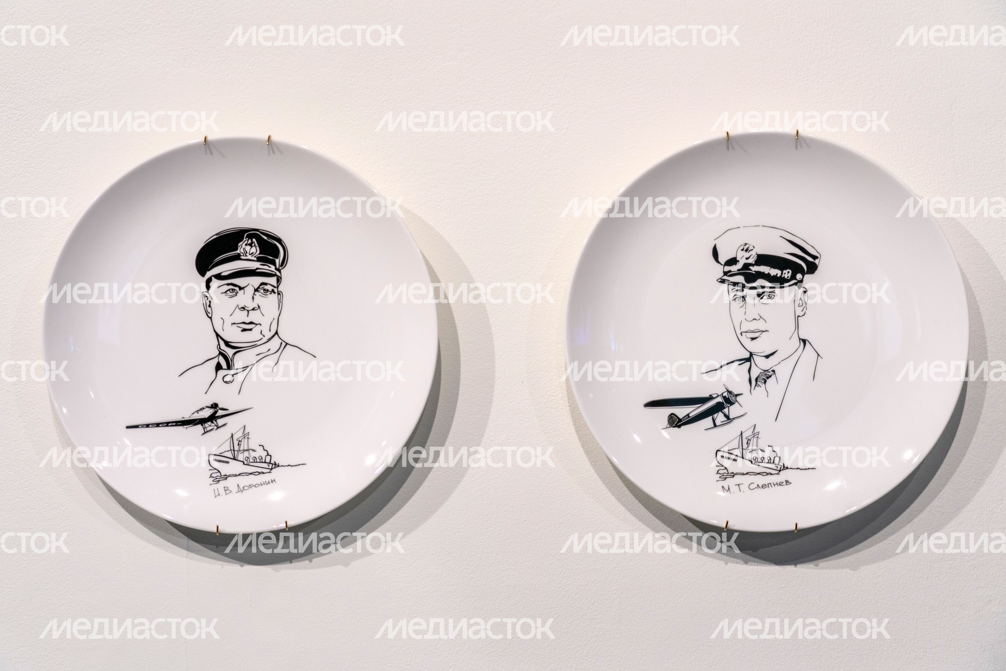 Агитационный фарфор на выставке «Героическая эпопея», посвященной советской авиации 1920-1930-х гг. Агитационный фарфор на выставке «Героическая эпопея», посвященной советской авиации 1920-1930-х гг.