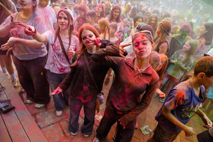 Фестиваль красок Holi Dance в Наташинском парке в Люберцах