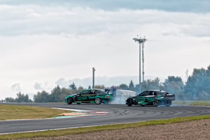 Дрифт-гонка автомобилей по автодрому Moscow Raceway на фестивале «Дрифт Экспо» в Волоколамске