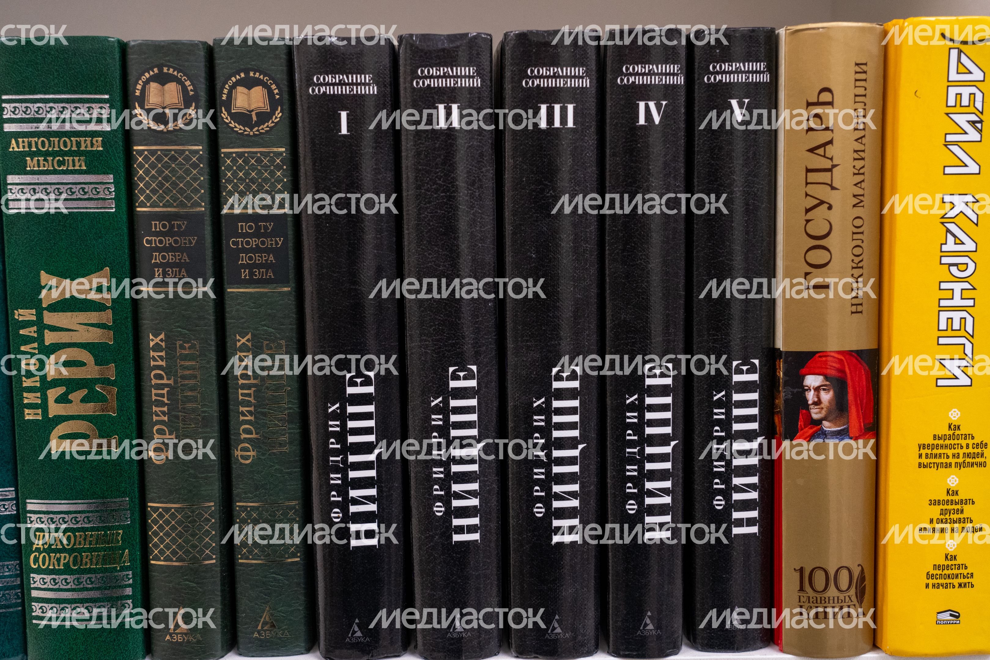 Книги на полке в модельной библиотеке «Компас» во Власихе Книги на полке в модельной библиотеке «Компас» во Власихе
