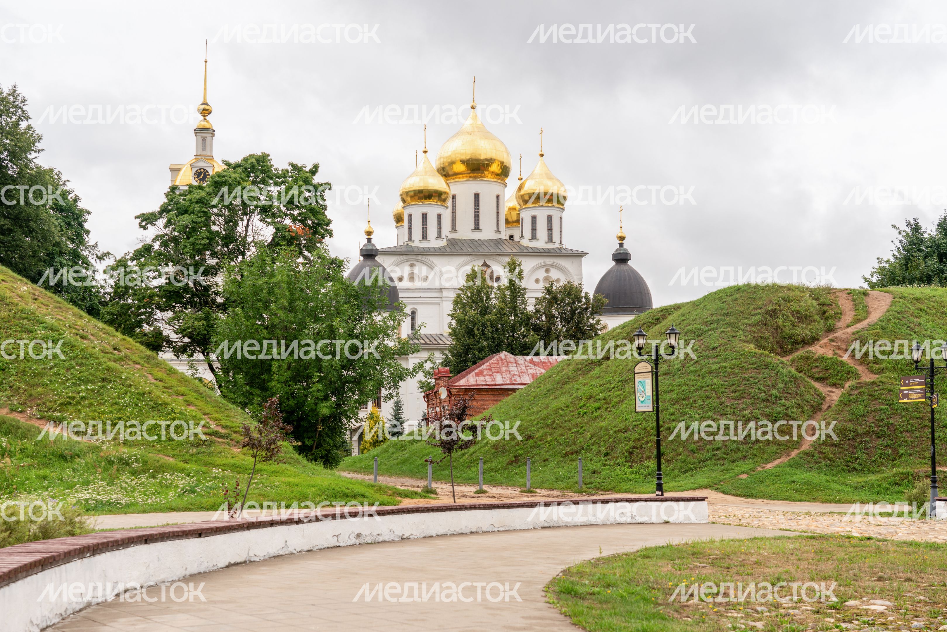 Летние виды города Дмитров в районе Советской площади Летние виды города Дмитров в районе Советской площади