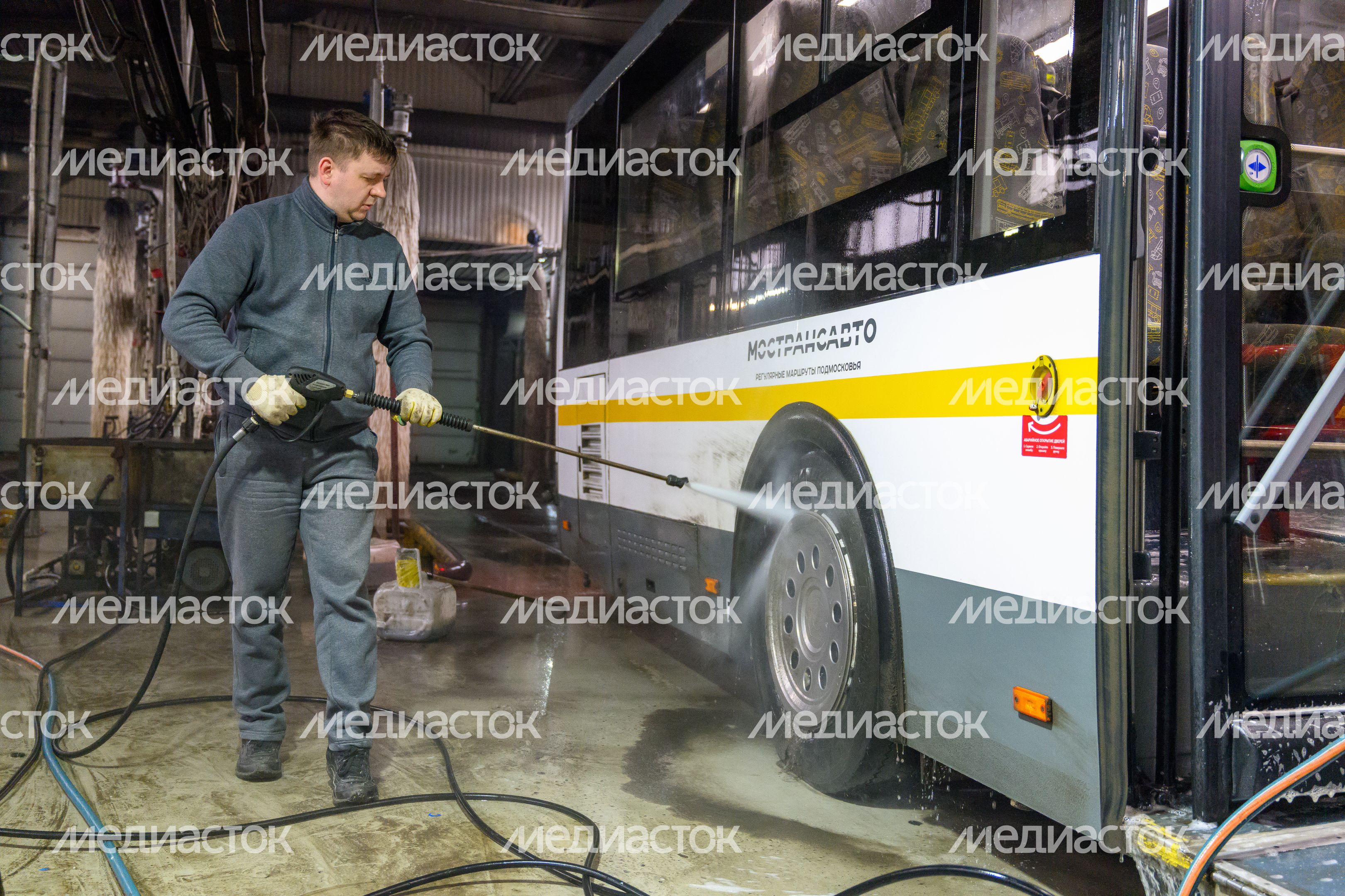 Мойка кузова автобуса перед отправлением в рейс Мойка кузова автобуса перед отправлением в рейс