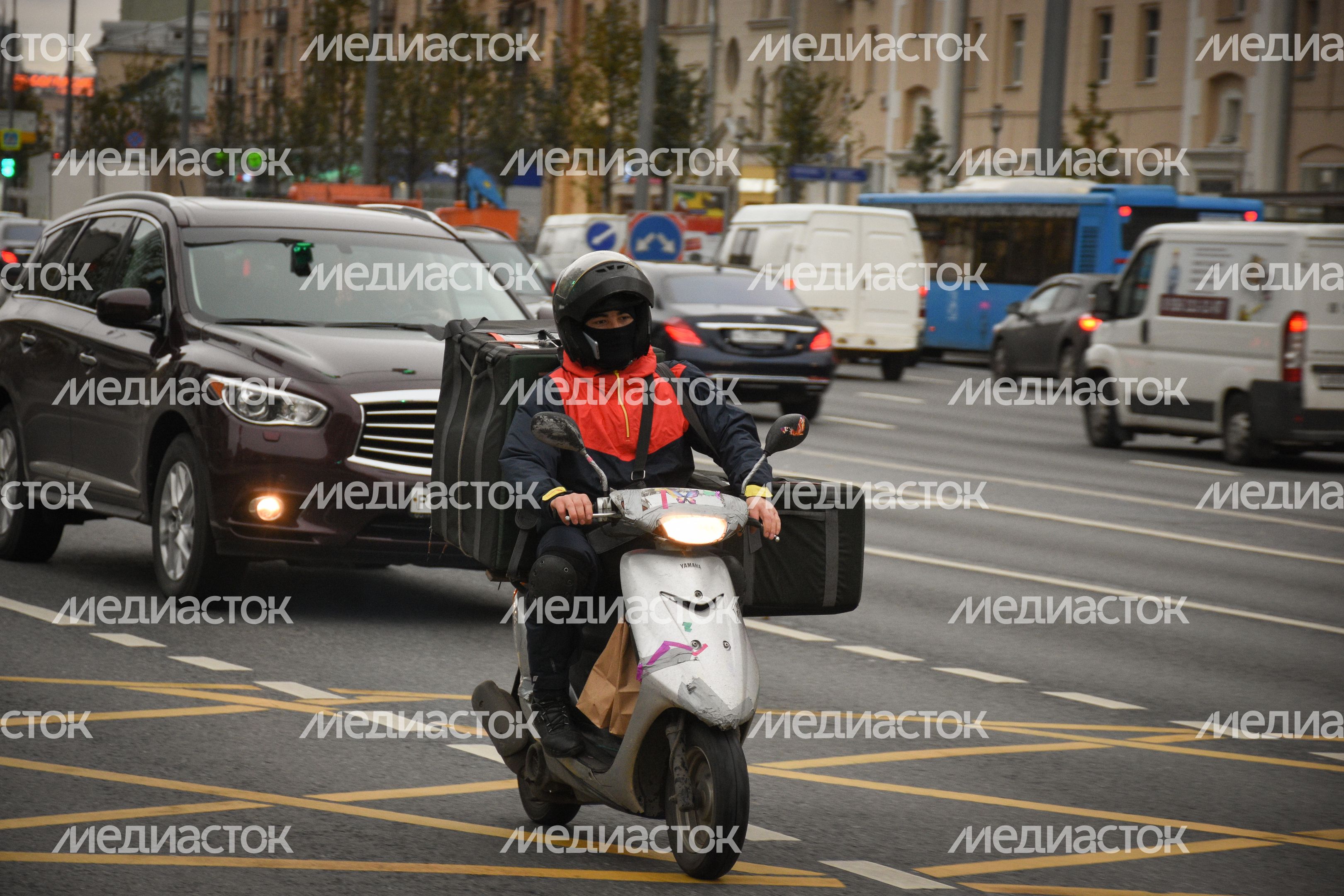 Повседневная жизнь города в Москве осенью