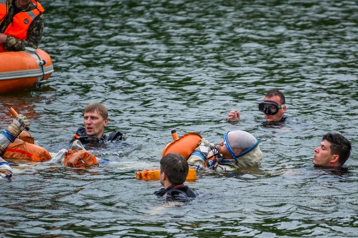 Тренировка космонавтов по действиям после посадки на воду в Ногинске