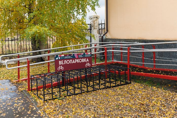 Велопарковка у Люберецкого дворца культуры оформлена в едином стиле проекта «Умный ДК»