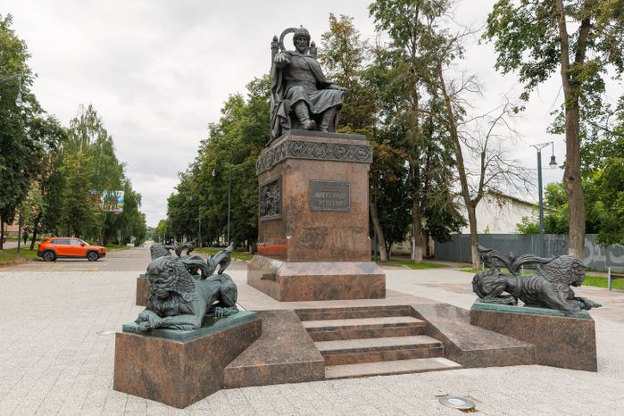 Памятник князю Александру Невскому на Советской улице в Егорьевске