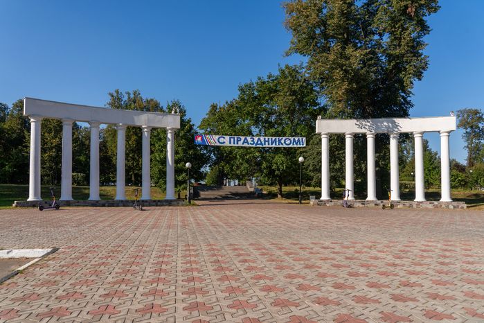 Благоустроенная набережная в Юсуповском сквере города Долгопрудный