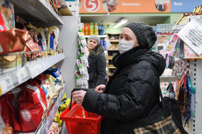 Люди в масках в период эпидемии коронавируса