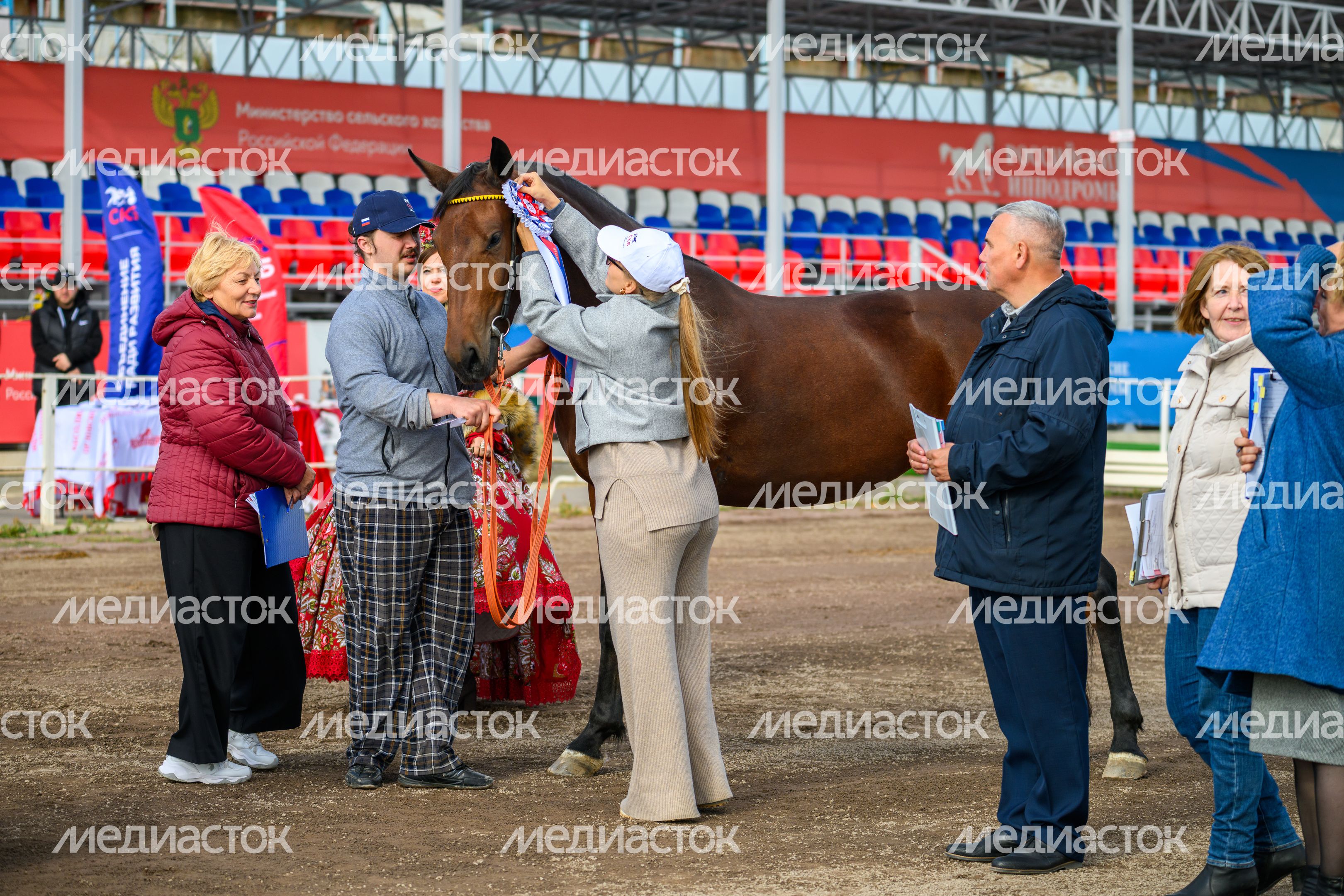 Награждение на Чемпионате России для лошадей орловской рысистой породы на Раменском ипподроме Награждение на Чемпионате России для лошадей орловской рысистой породы на Раменском ипподроме