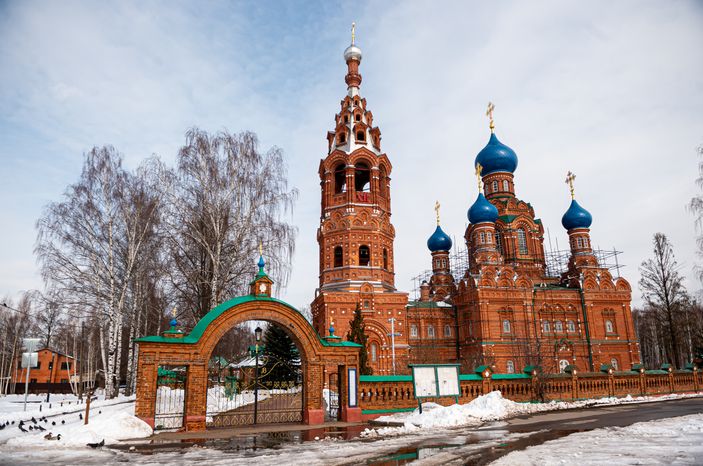 Весенние виды Покровского Храма поселка Черкизово