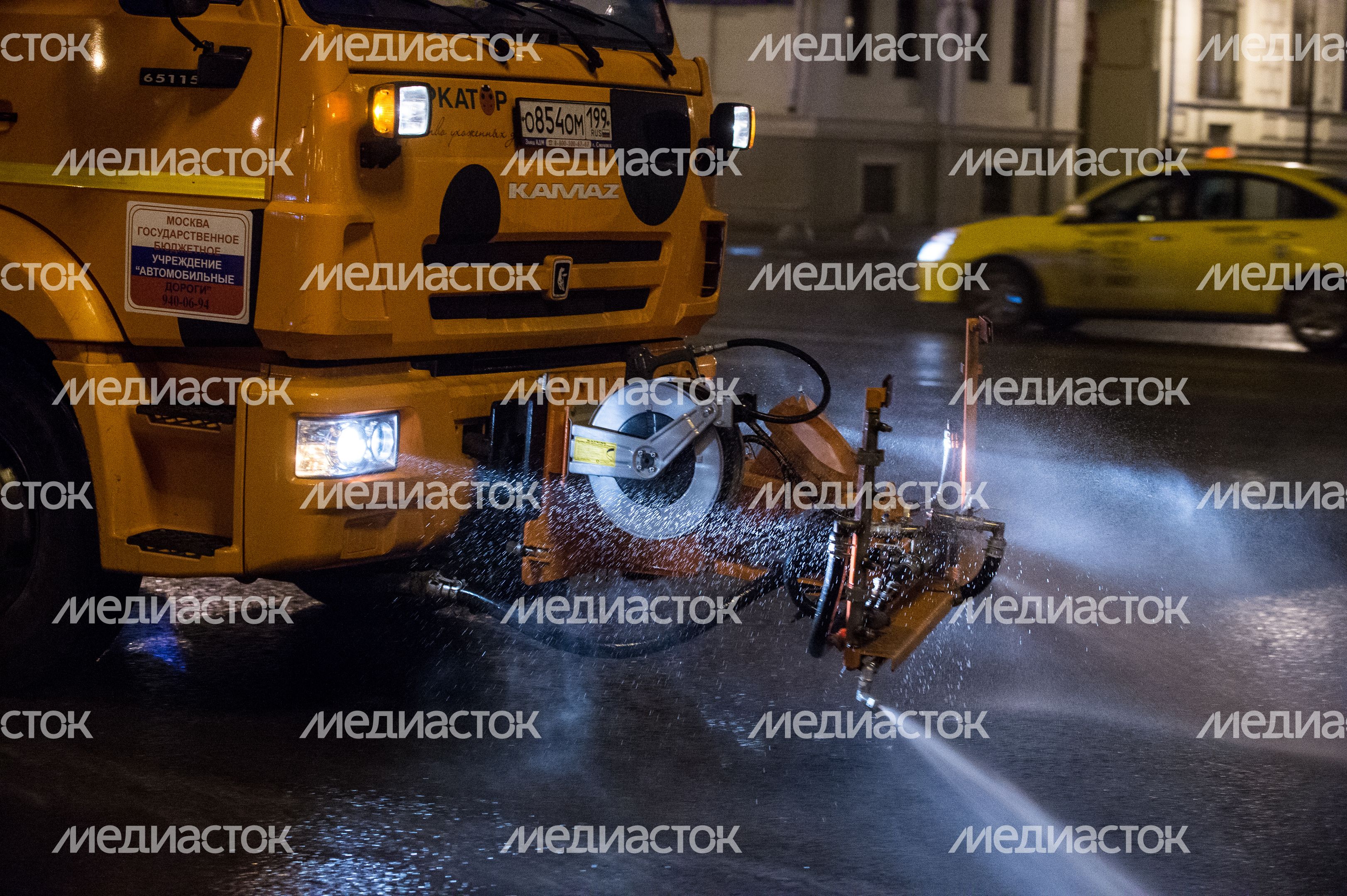 Помывка дорог после зимы в Москве Помывка дорог после зимы в Москве