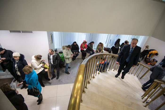 Акция протеста валютных заемщиков в офисе банка ВТБ 24 в Москве