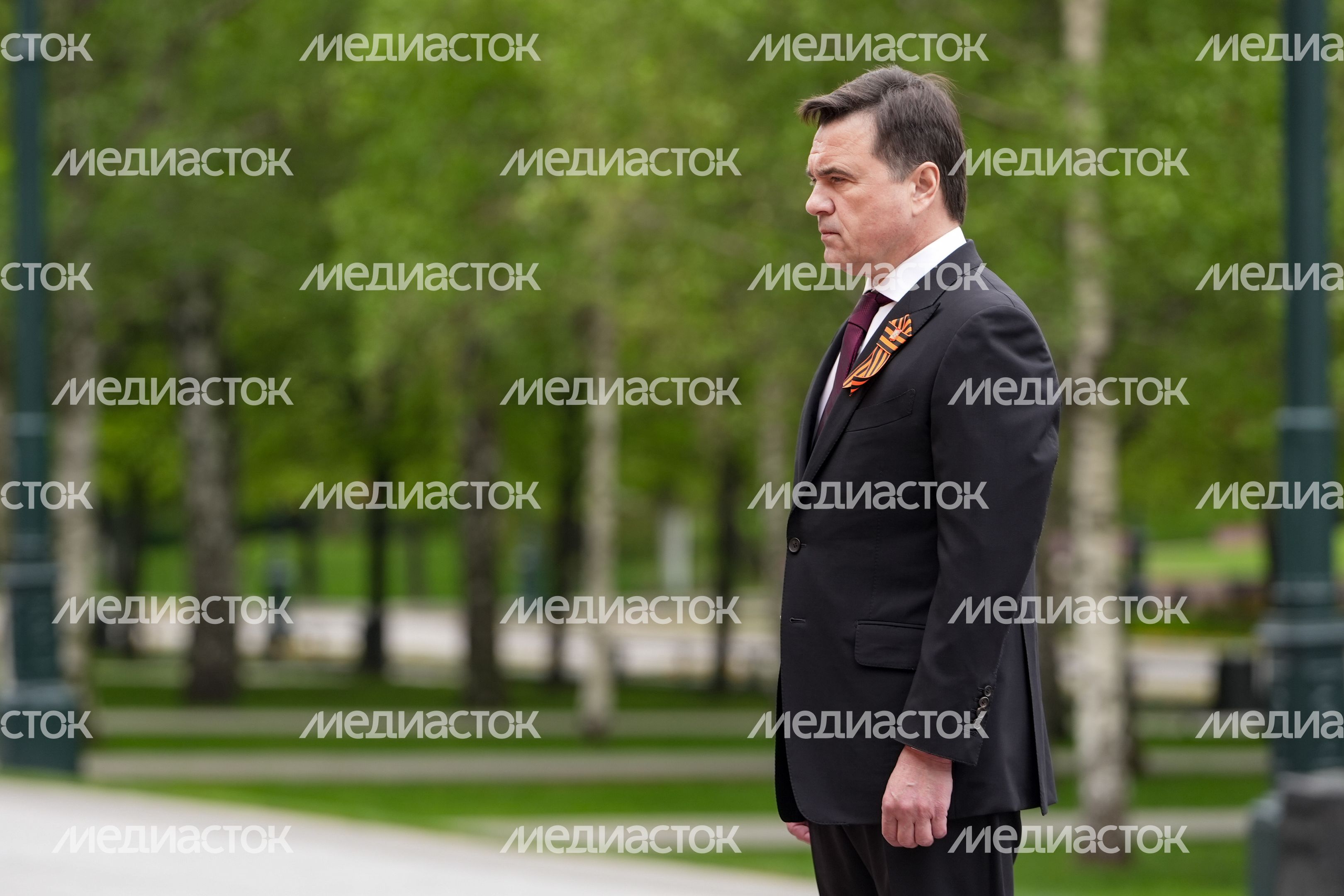 Андрей Воробьев вместе с героями СВО и детьми возложил цветы к Вечному огню у стен Кремля Андрей Воробьев вместе с героями СВО и детьми возложил цветы к Вечному огню у стен Кремля