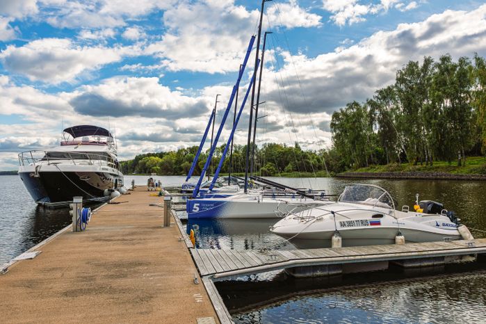 Яхты на причале яхт-клуба Tenzor Sailing Club в Мытищах на берегу Пестовского водохранилища