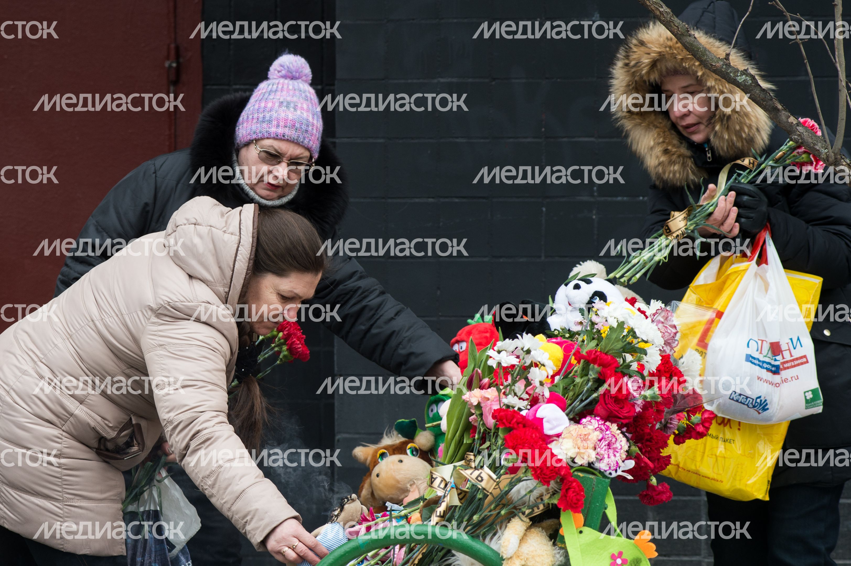 Мемориал из цветов и игрушек в честь погибшей девочки в Москве