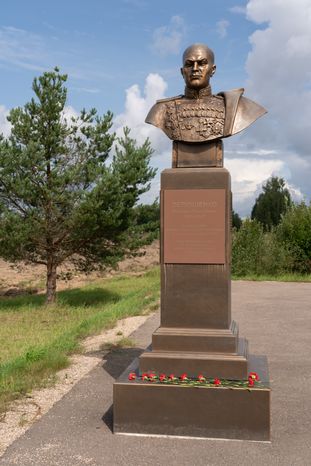 Лотошино. Памятник генералу Д.Д. Лелюшенко