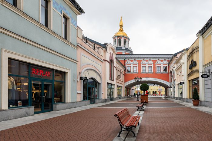 Торговый центр «Outlet Village Белая Дача» в Котельниках осенью