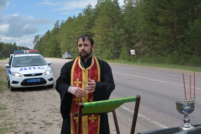 Священник освятил опасную дорогу в Рошале