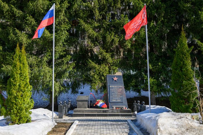 Памятник, посвященный 65-летию Победы в Великой Отечественной войне, в поселке Лоза Сергиево-Посадского округ
