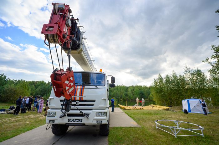 Техника МЧС на тренировке космонавтов по действиям после посадки на воду в Ногинске