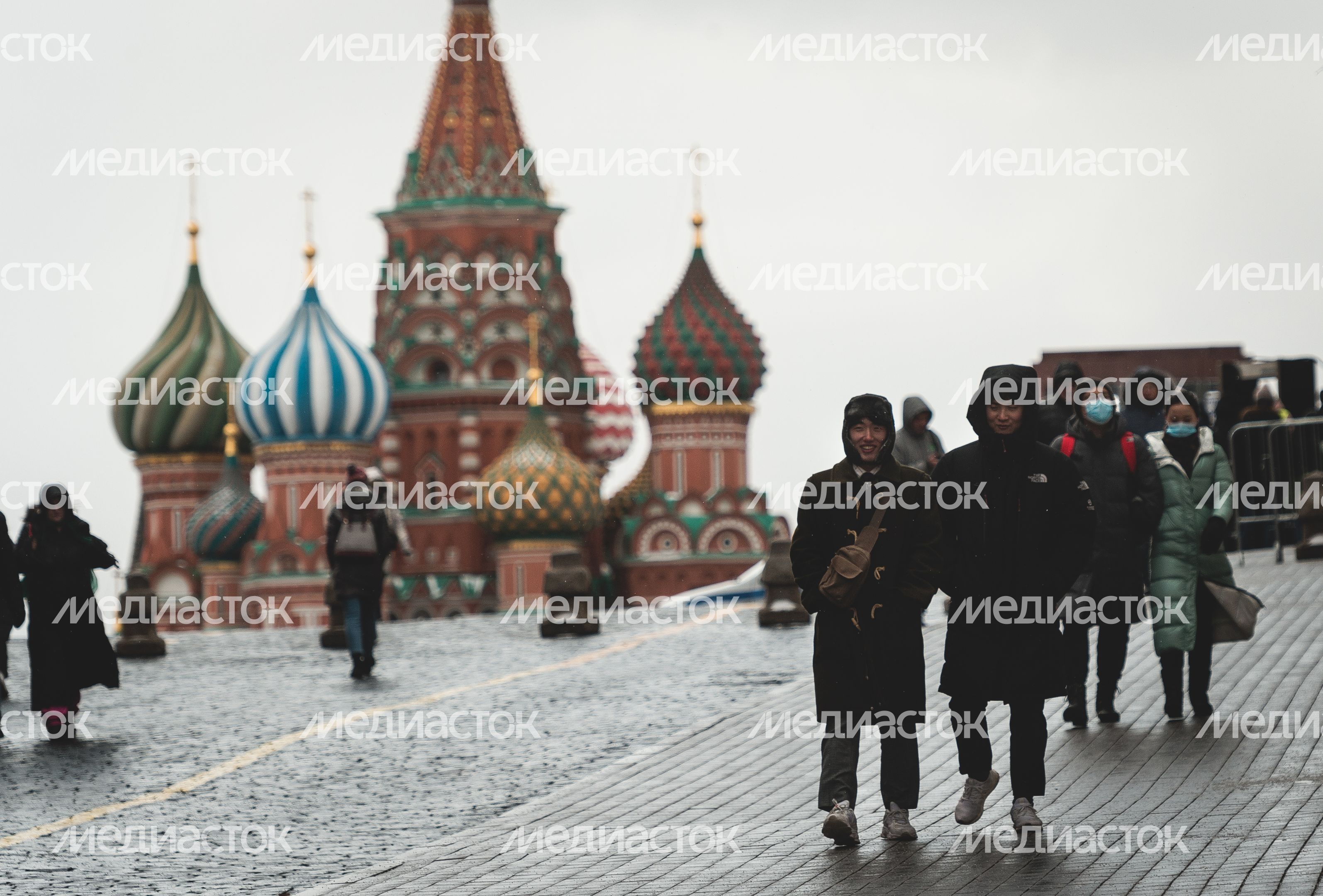 Люди в масках в период эпидемии коронавируса