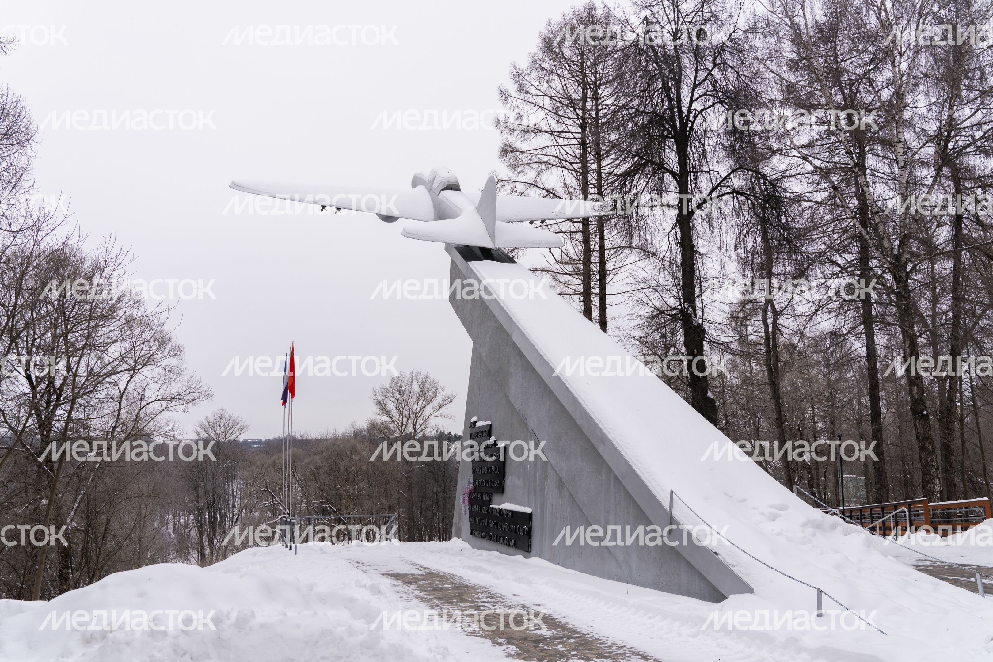 Памятник защитникам города в Истринском городском парке зимой Памятник защитникам города в Истринском городском парке зимой