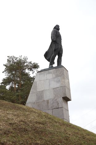 Памятник ночному тарану Талалихина