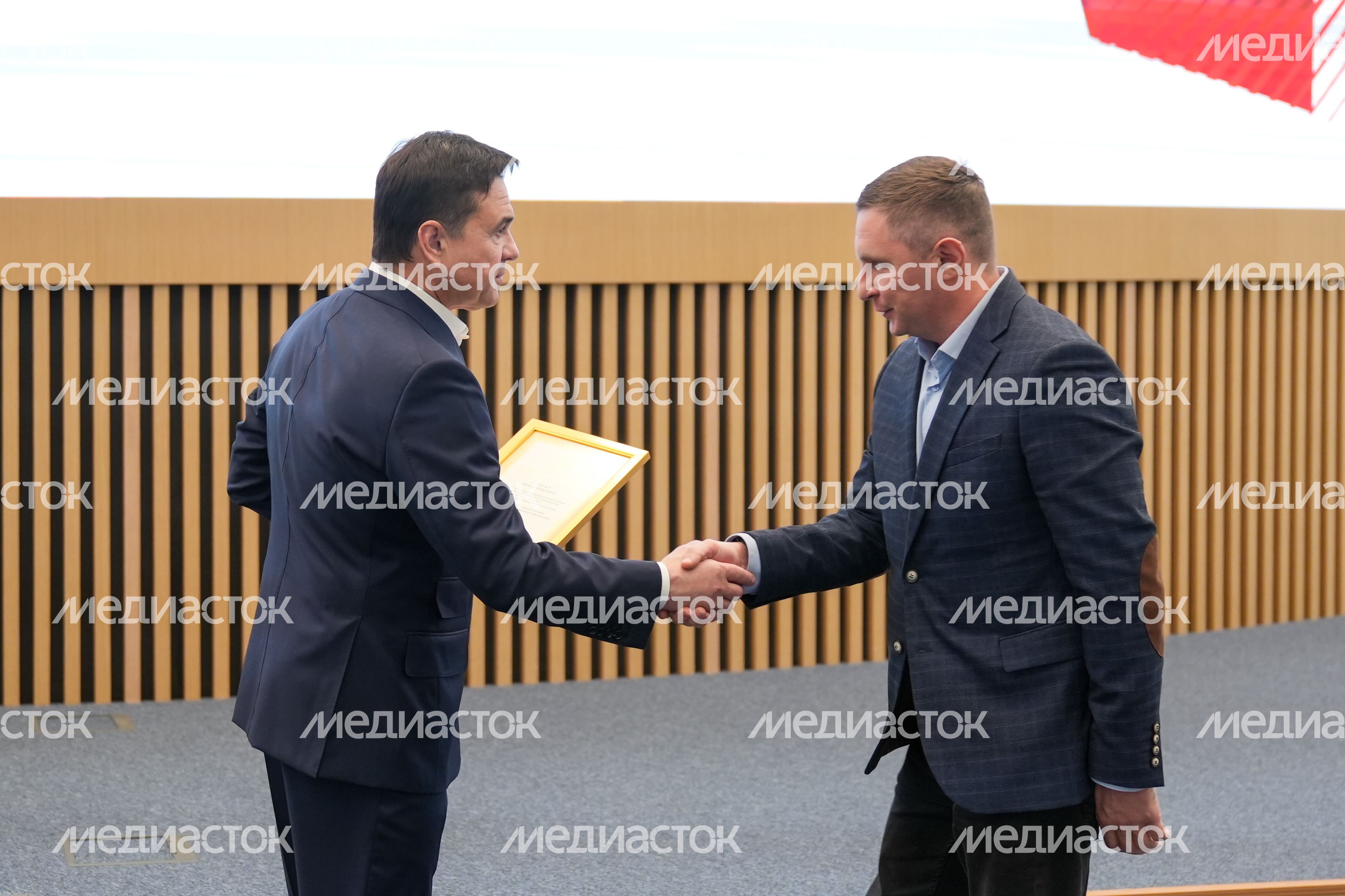 Андрей Воробьев поблагодарил волонтеров за добрые дела и вручил областные награды Андрей Воробьев поблагодарил волонтеров за добрые дела и вручил областные награды