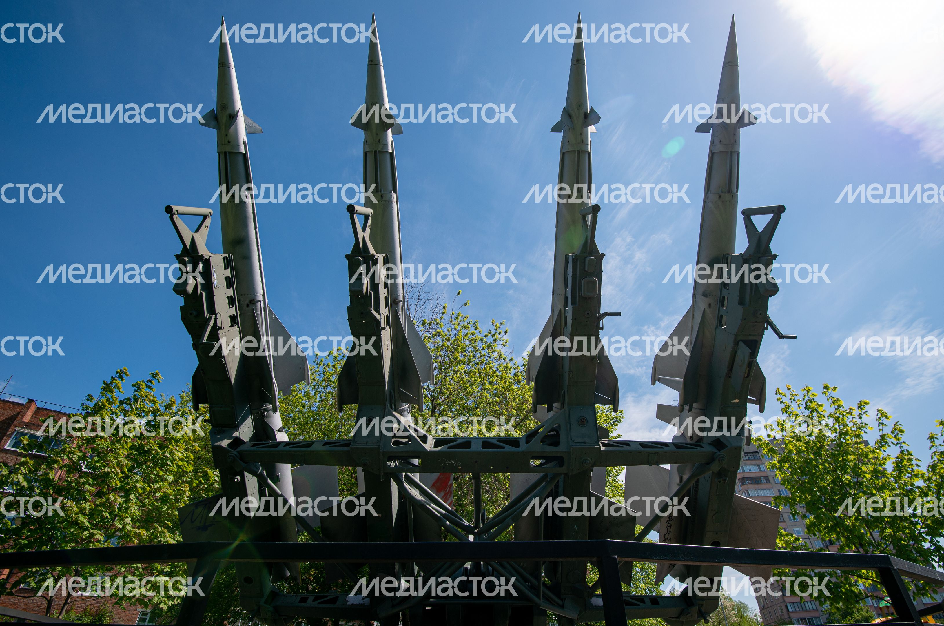 Летние виды памятника «Создателям ракетного щита России»
