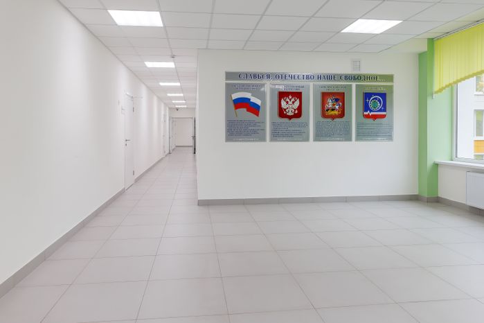 Коридор в средней школе №13 в Королеве после капитального ремонта