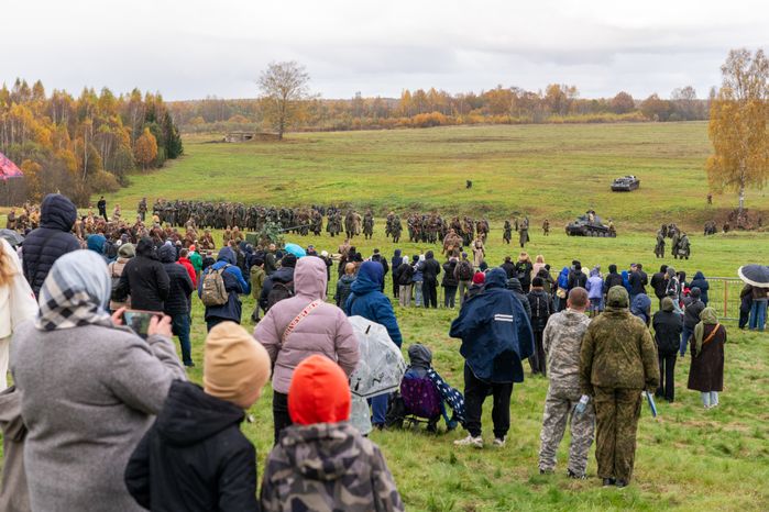 Зрители реконструкции Битвы за Москву на Бородинском поле