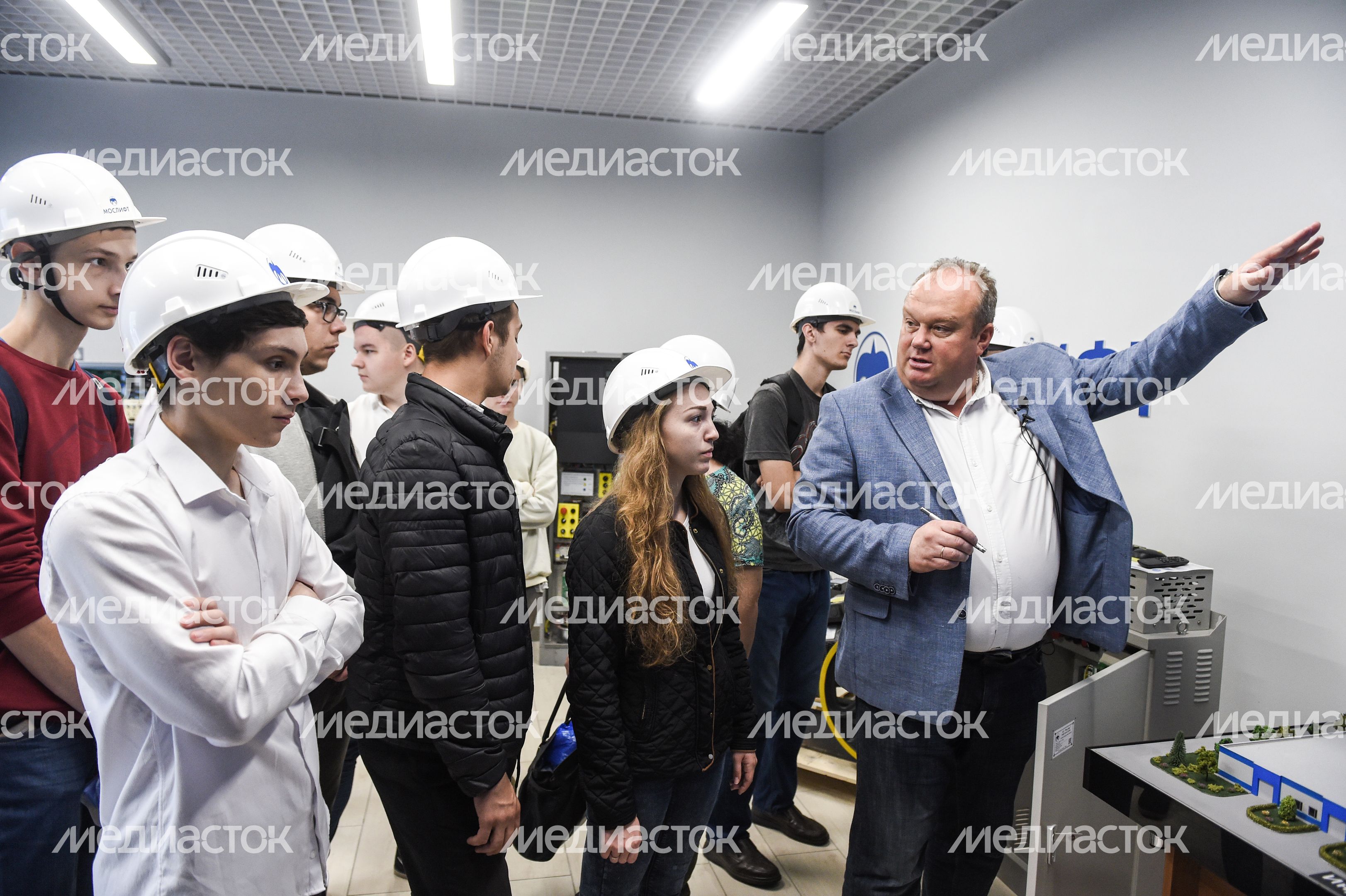 Экскурсия для студентов на производство Мослифт