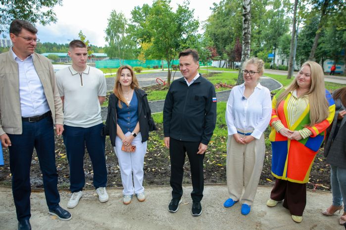 Андрей Воробьев и Денис Кравченко проверили ход благоустройства набережной пруда "Москвич" в Лобне