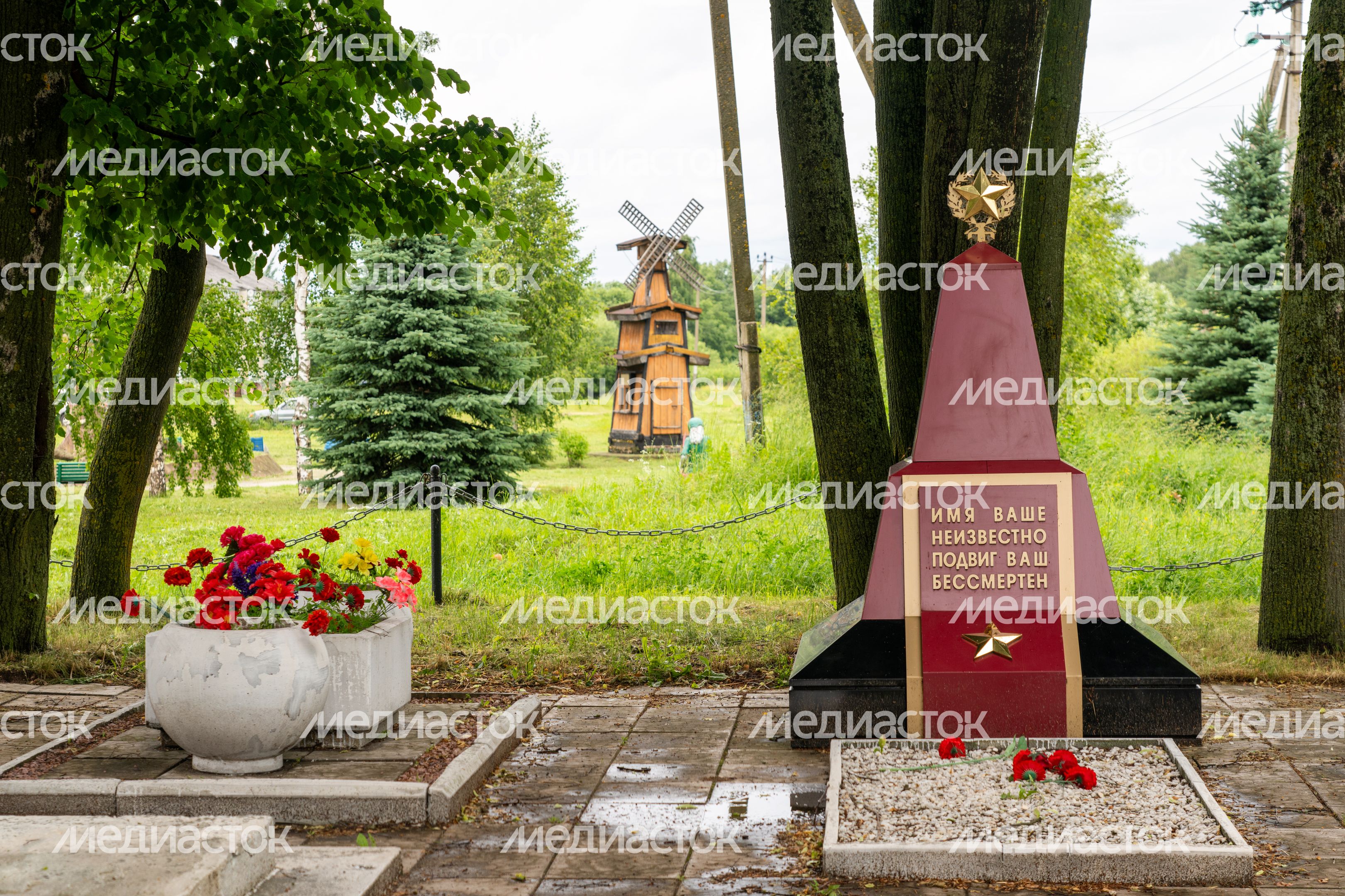 Памятник «За Родину павшим» в деревне Ушаково муниципального округа Лотошино Памятник «За Родину павшим» в деревне Ушаково муниципального округа Лотошино