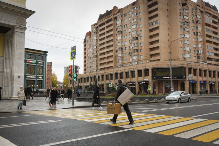 Повседневная жизнь города в Москве осенью