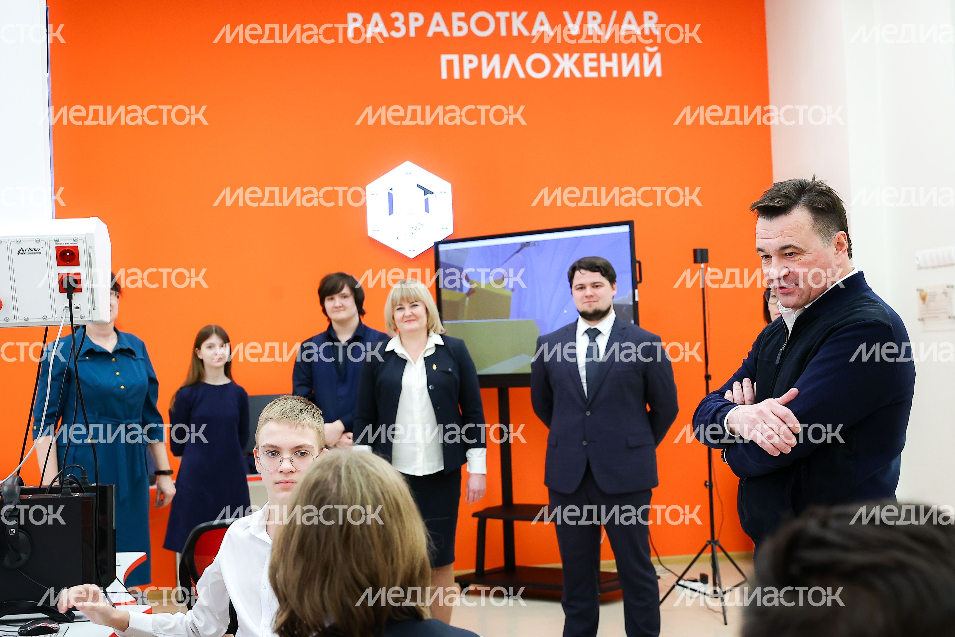 Губернатор поблагодарил учеников и педагогов гимназии им. Подольских курсантов