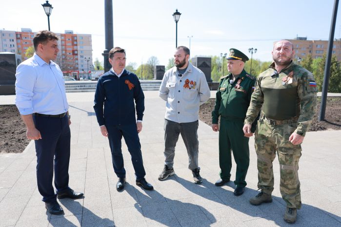 Андрей Воробьев вместе с ветеранами СВО возложил цветы к стеле в Можайске