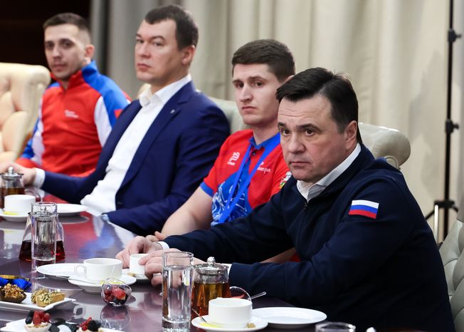Андрей Воробьёв поздравил команду по следж-хоккею «Гвардия» с победой