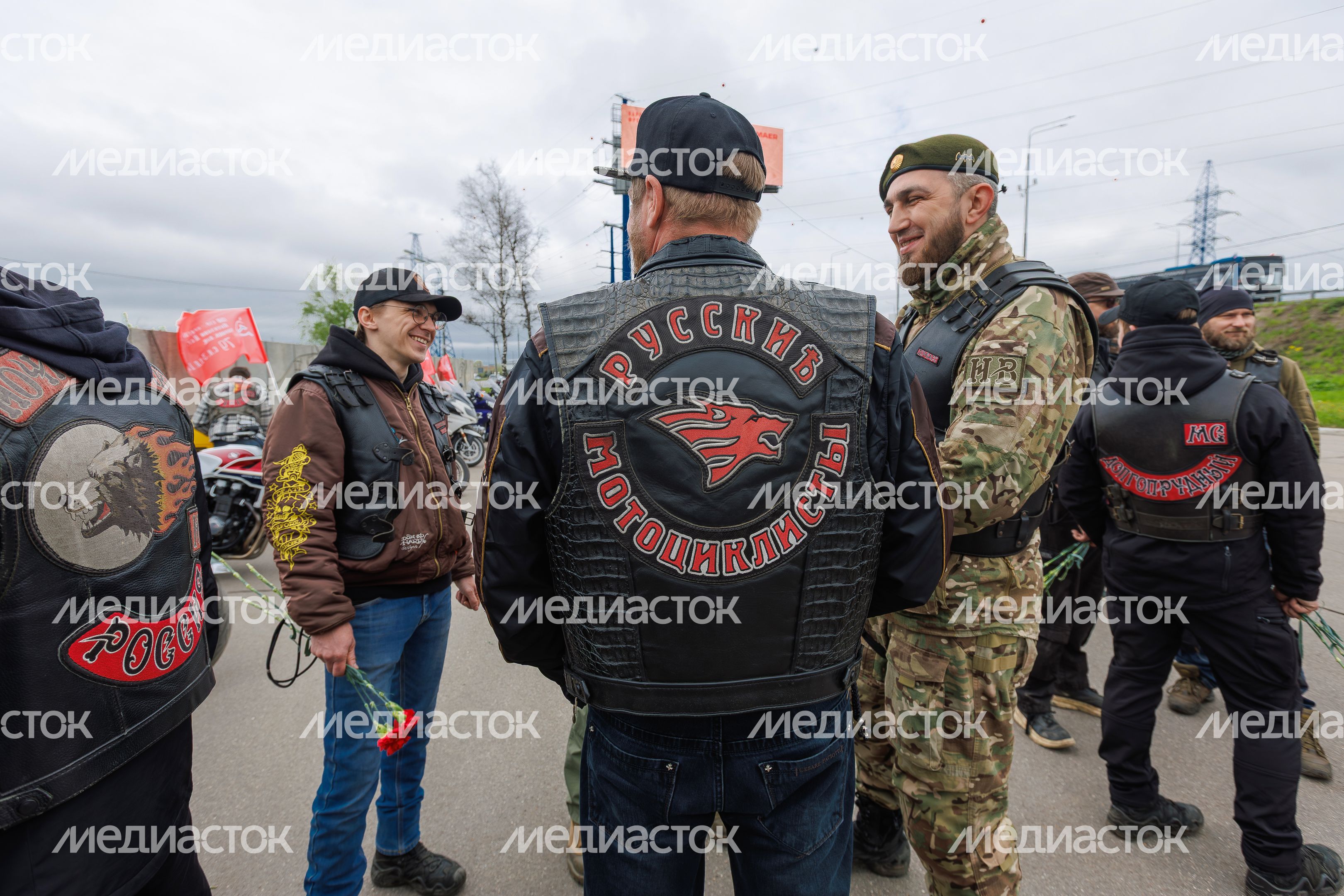 Мотопробег и торжественное возложение цветов к монументу «Противотанковые ежи» в День Победы в Химках Мотопробег и торжественное возложение цветов к монументу «Противотанковые ежи» в День Победы в Химках