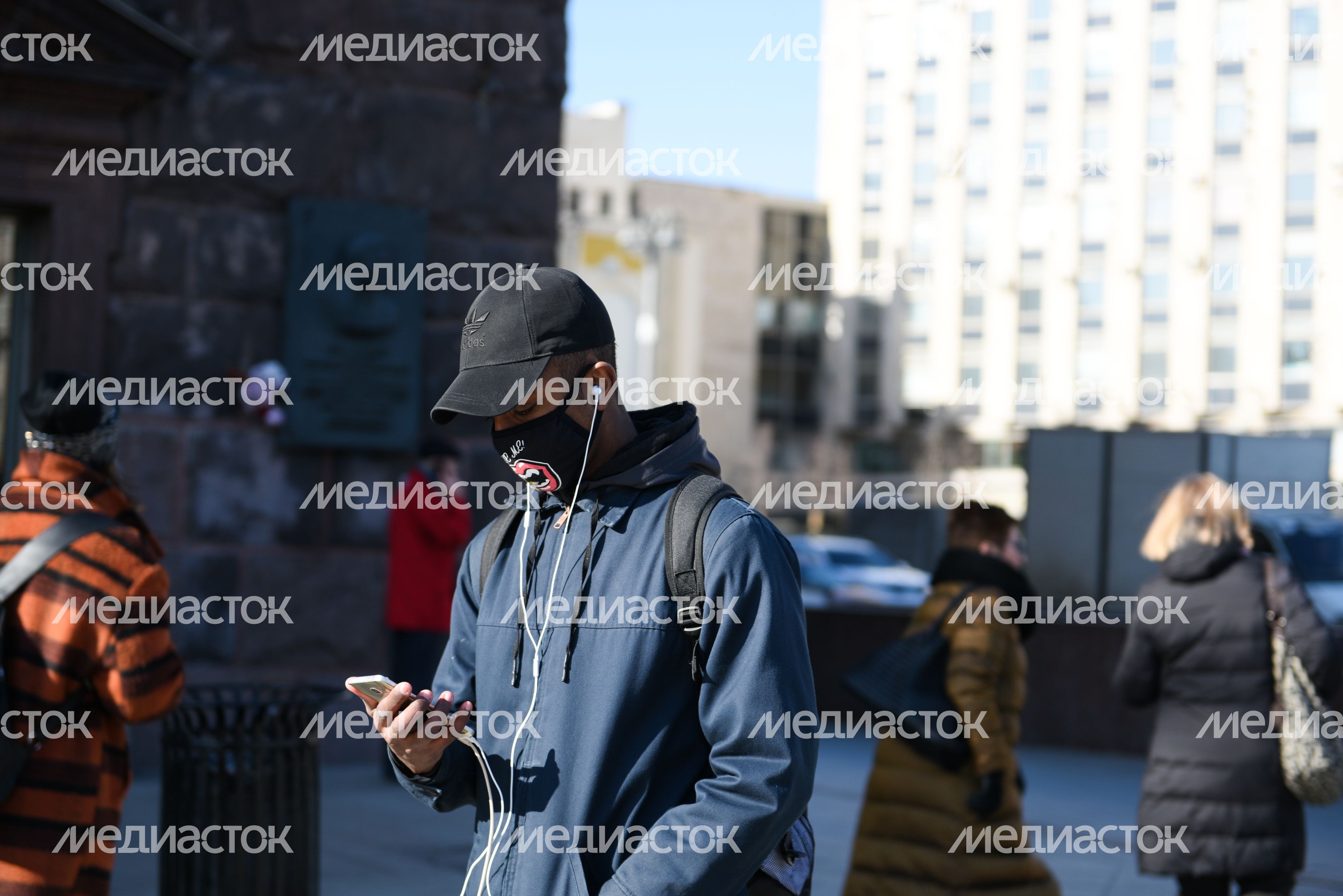 Люди в масках в период эпидемии коронавируса